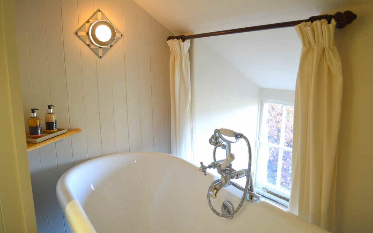 Benar Cottages – Benar Bach – roll top bath Benar Cottages - Benar Bach - roll top bath